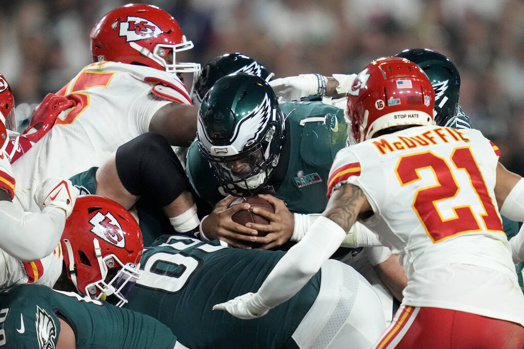 Mahomes, Chiefs beat Eagles 38-35 in Super Bowl LVII - WHYY