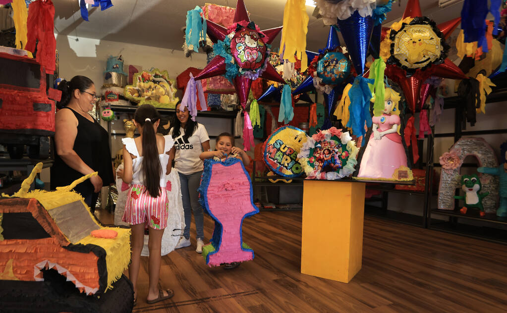 Mamá del Condado de Lake convirtió sus piñatas caseras en un negocio de  fiestas