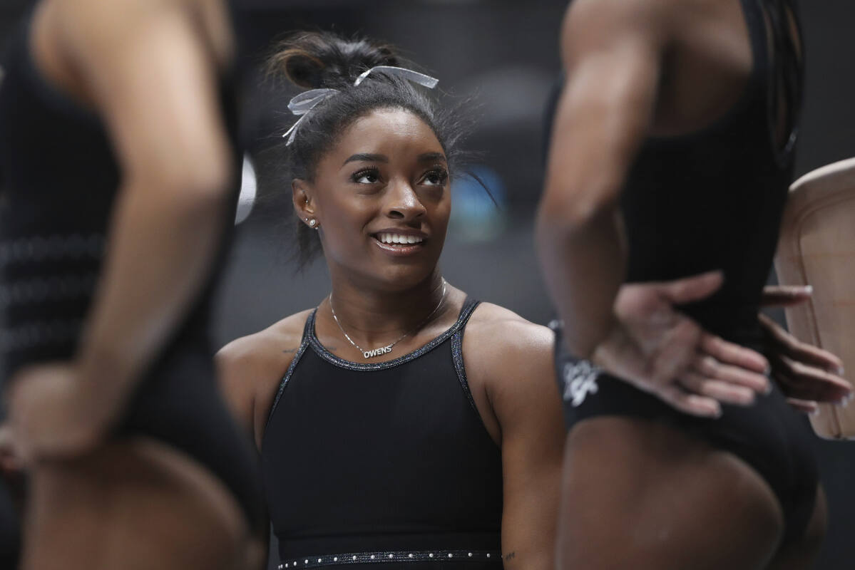 Simone Biles leads U.S. women to seventh consecutive team title at  gymnastics world championships - CBS News