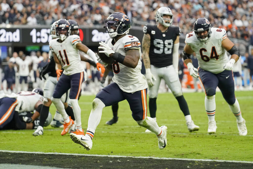Justin Fields throws first TD pass, Bears' defense dominates Raiders 20-9