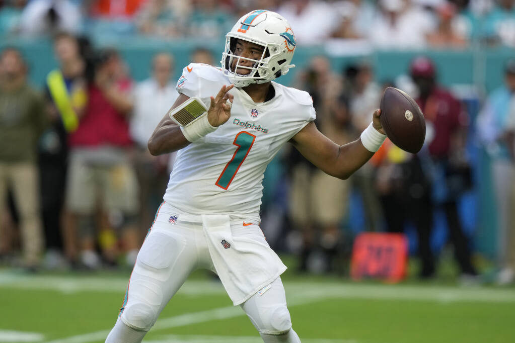 Tagovailoa stays hot, throws for 3 TDs, Dolphins rout Browns