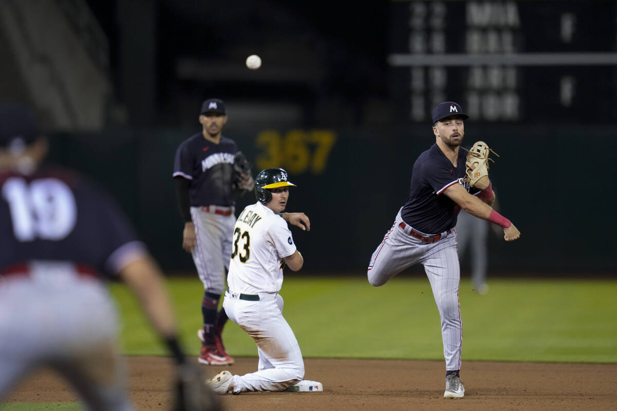 Kyle Farmer injury: Twins infielder leaves game after getting hit
