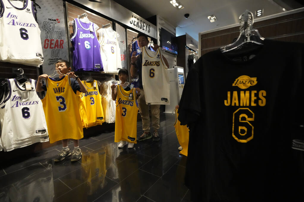 NBA Los Angeles Lakers Boys' James Jersey - S