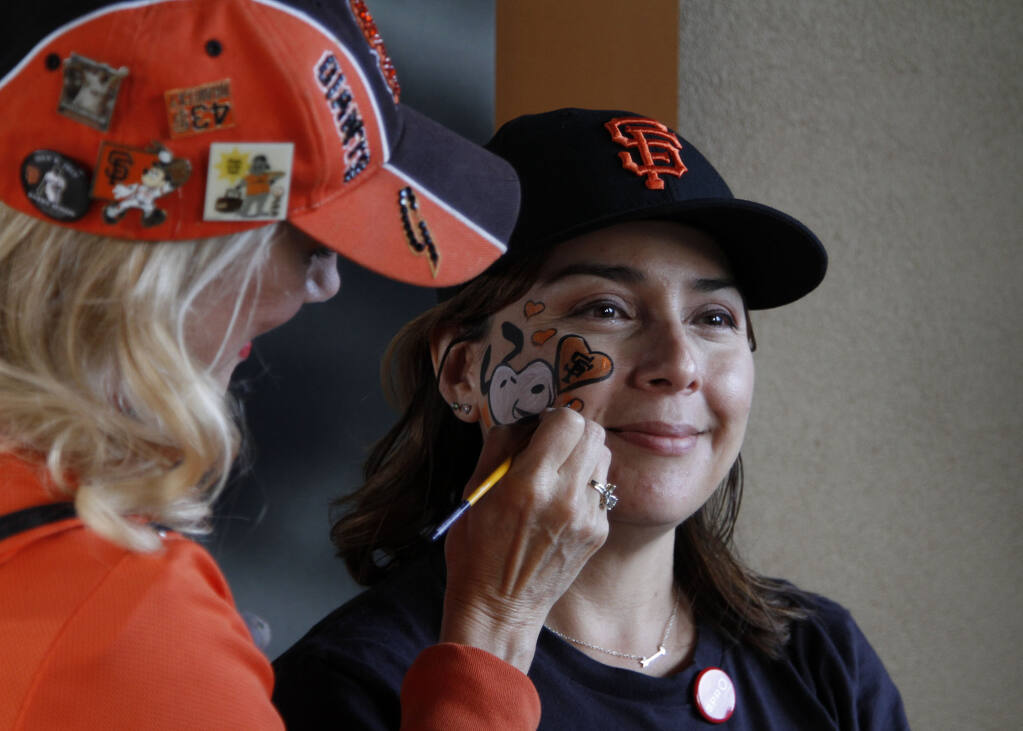 Giants tip hat to 'Peanuts' during theme night
