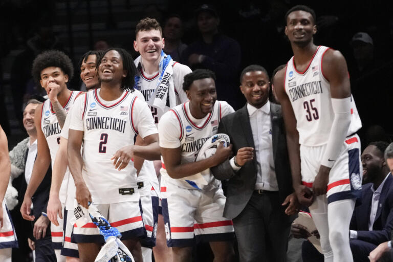 In March Madness, Gonzaga plays near-perfect 2nd half to dispatch Kansas  89-68