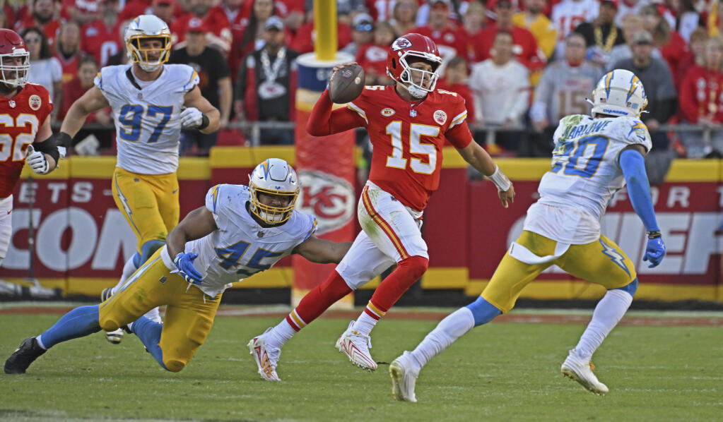 NFL roundup: Patrick Mahomes throws for 424 yards and 4 TDs, Kelce