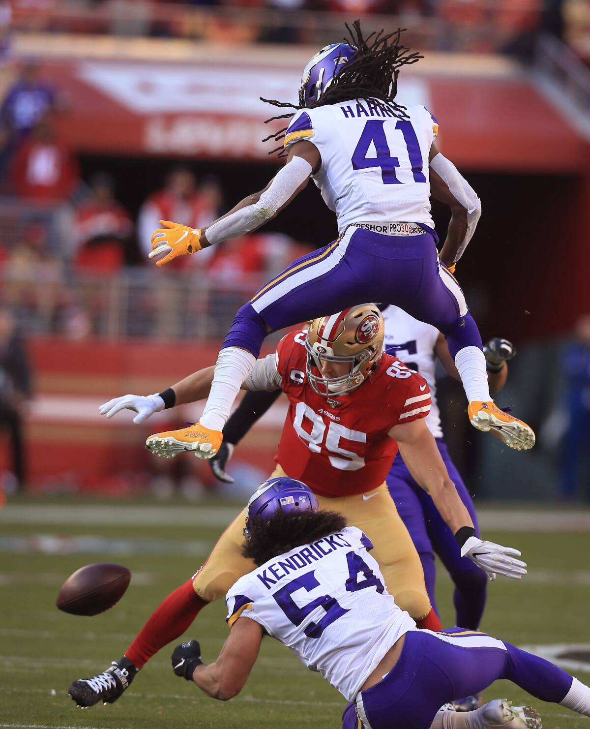 49ers win 1st playoff game in 6 years, 27-10 over Vikings
