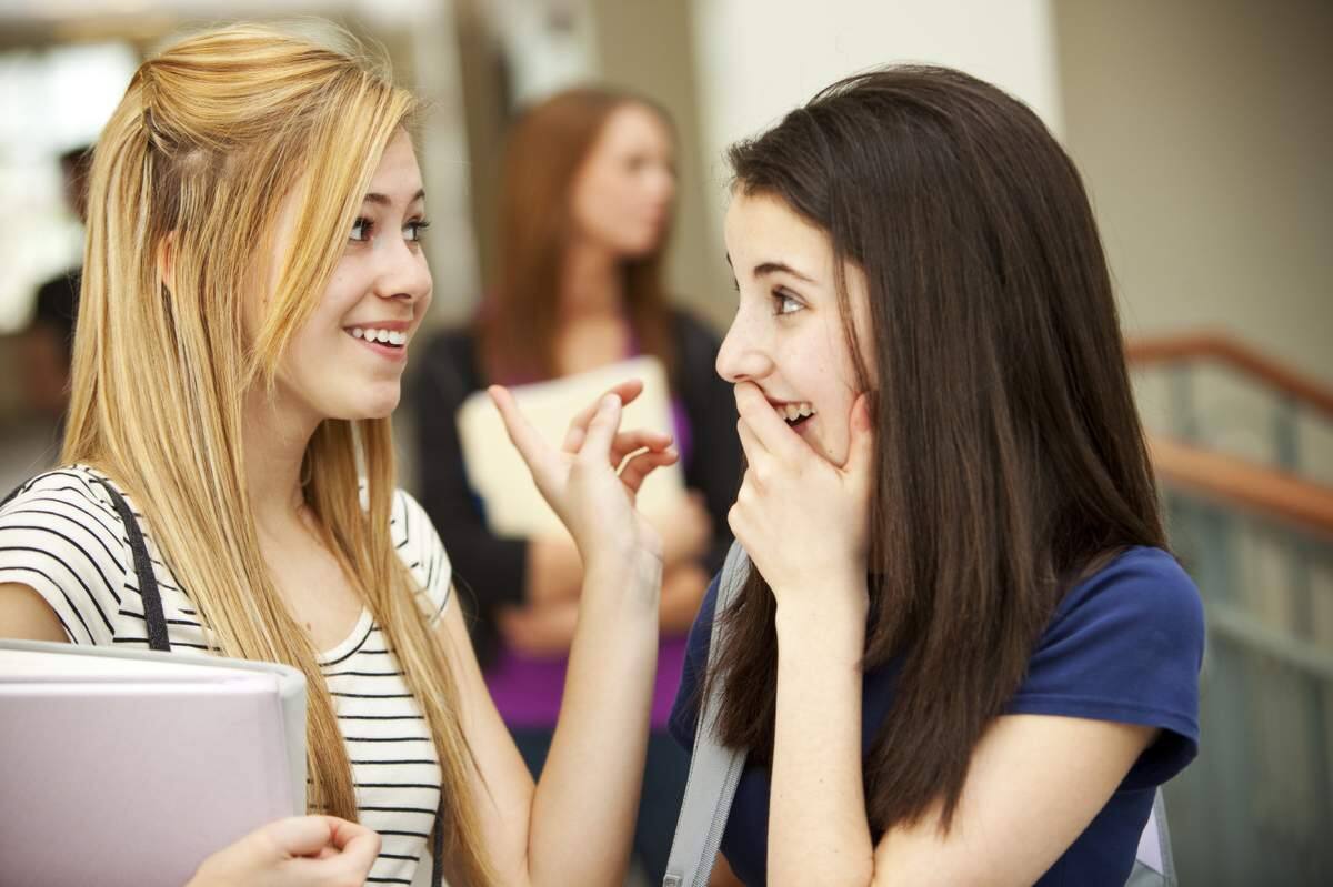 Talk показать. Подростки беседуют. Разговор с подростком. Общение подростков в школе. Два подростка беседуют.