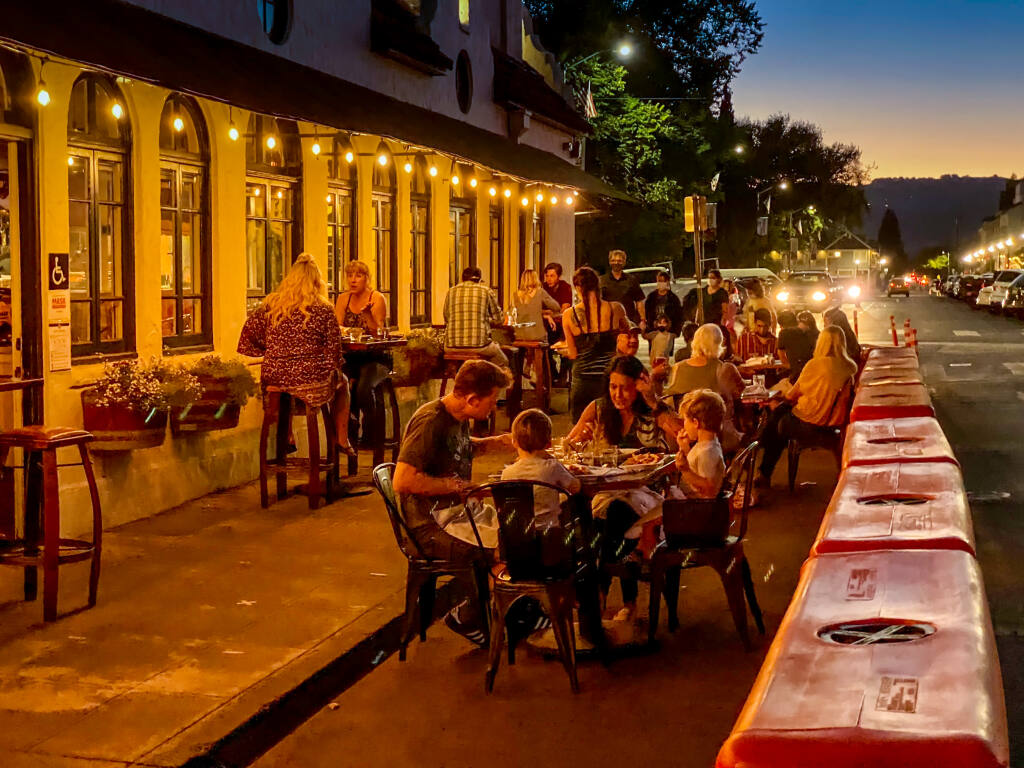 B&V restaurant’s parklet enjoyed a busy night on Saturday, Oct. 17, but going forward the county’s newly installed curfew will ensure Plaza nightlife wraps by 10 p.m. through Dec. 21. (Photo by Julie Vader/special to the Index-Tribune)