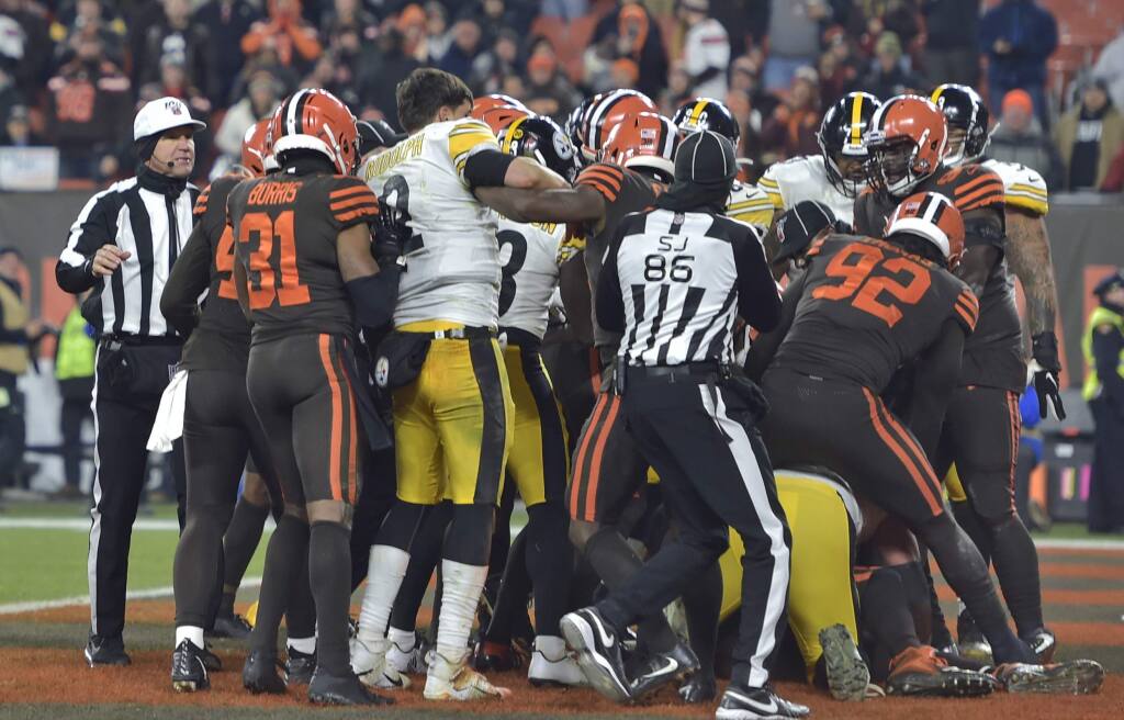 Browns, Steelers brawl at end of Cleveland's 21-7 win