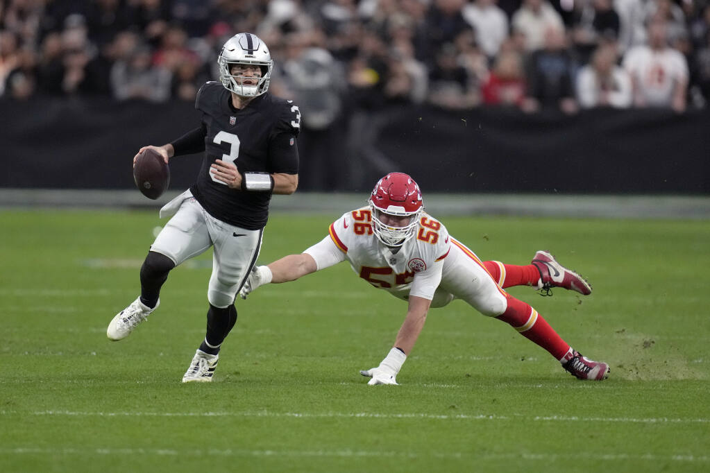 Patrick Mahomes sets record, Chiefs beat Raiders for AFC's top seed