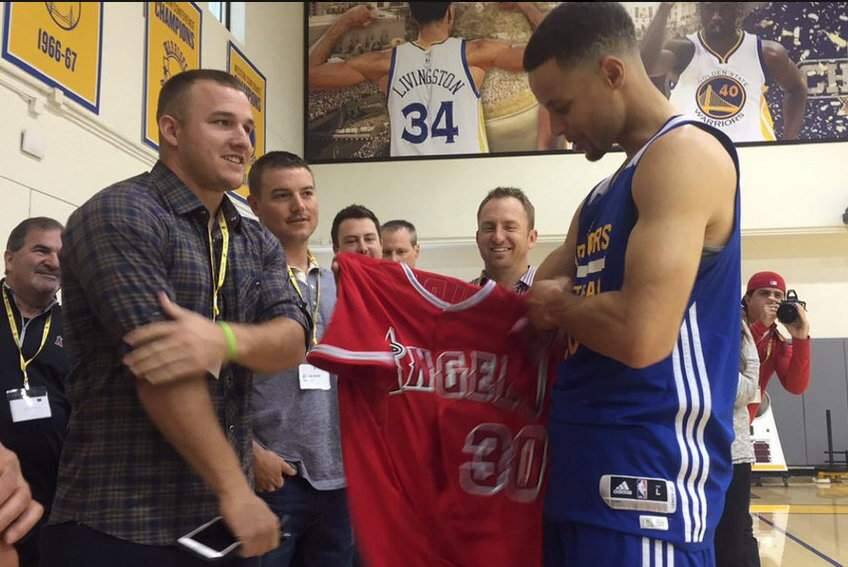 Warriors' Stephen Curry takes time out for Angels' Mike Trout