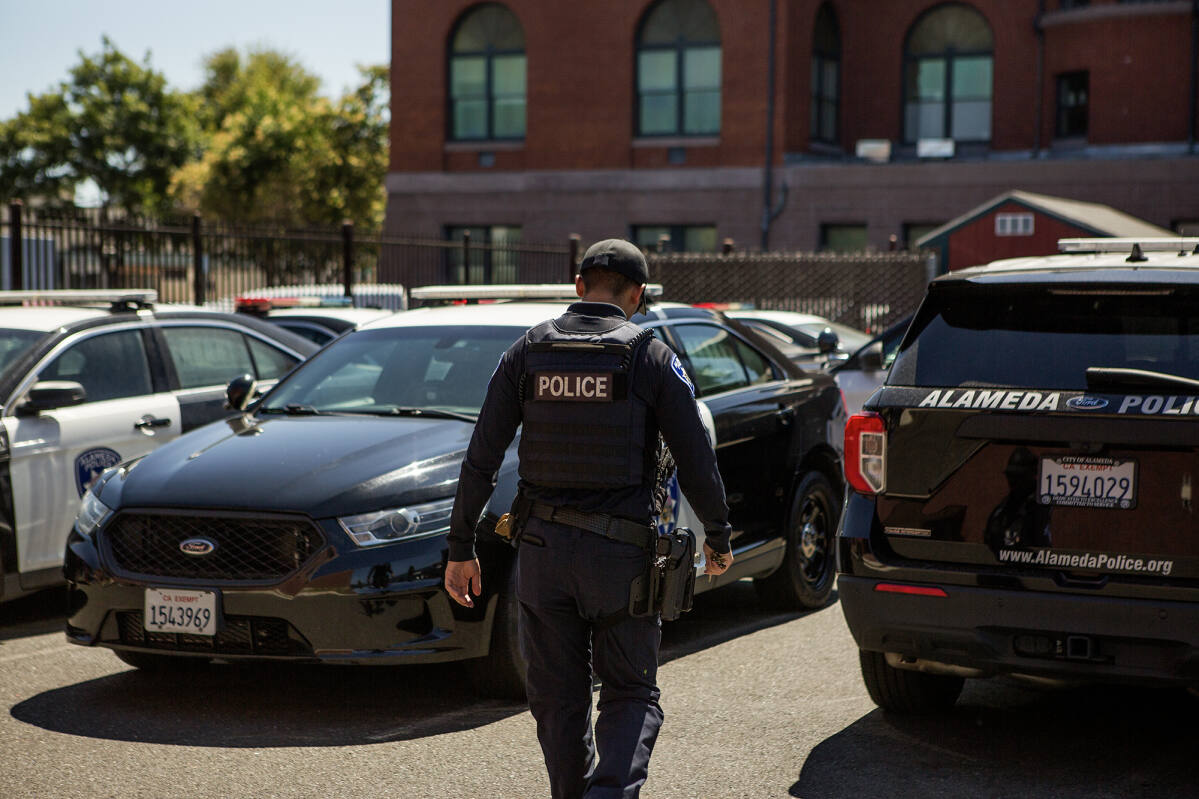 湾区城市为新警官提供7.5万美元的奖金，这些部门正在努力跟上。