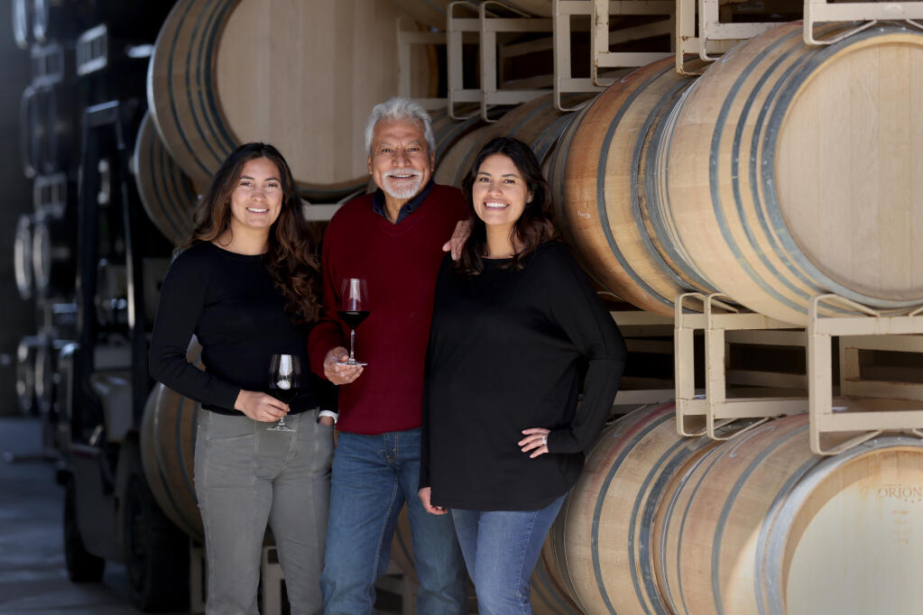 Armando Ceja con sus hijas Ellie Ceja, a la izquierda, y Belén Ceja en Heirs of My Dream Winery y en las instalaciones de trituración personalizada en Sonoma, el miércoles 19 de abril de 2023. (Beth Schlanker/The Press Democrat)