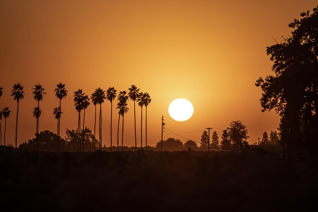 The sun sets in Fresno on Aug. 30, 2022. Photo by Larry Valenzuela, CalMatters/CatchLight Local