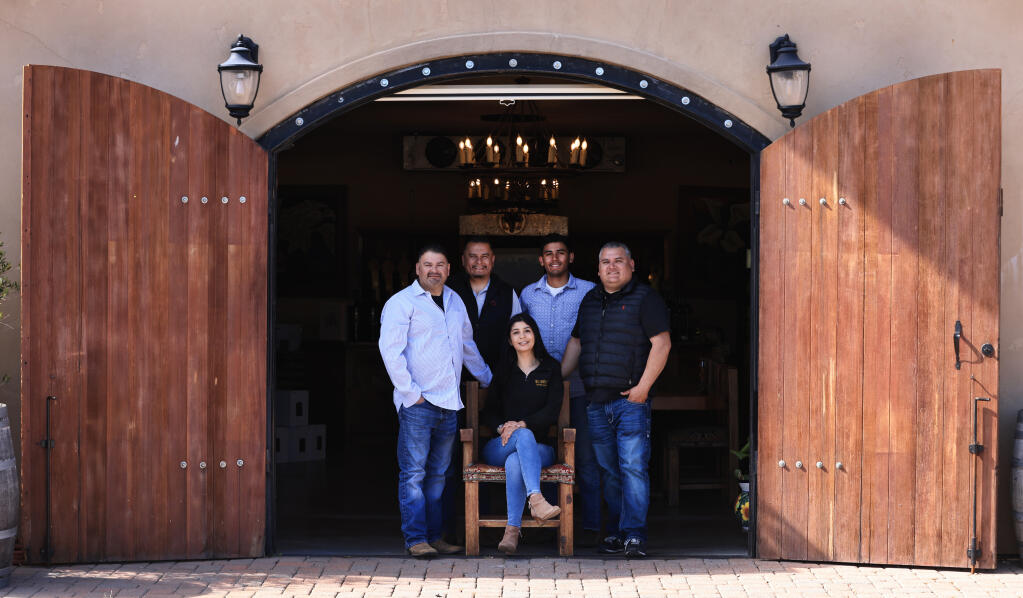 La familia Robledo Jenaro, de izquierda a derecha, Everardo, Vianna, Angelo y Lazaro, en Robledo Family Winery en Sonoma, el martes 18 de abril de 2023.(Kent Porter / The Press Democrat)