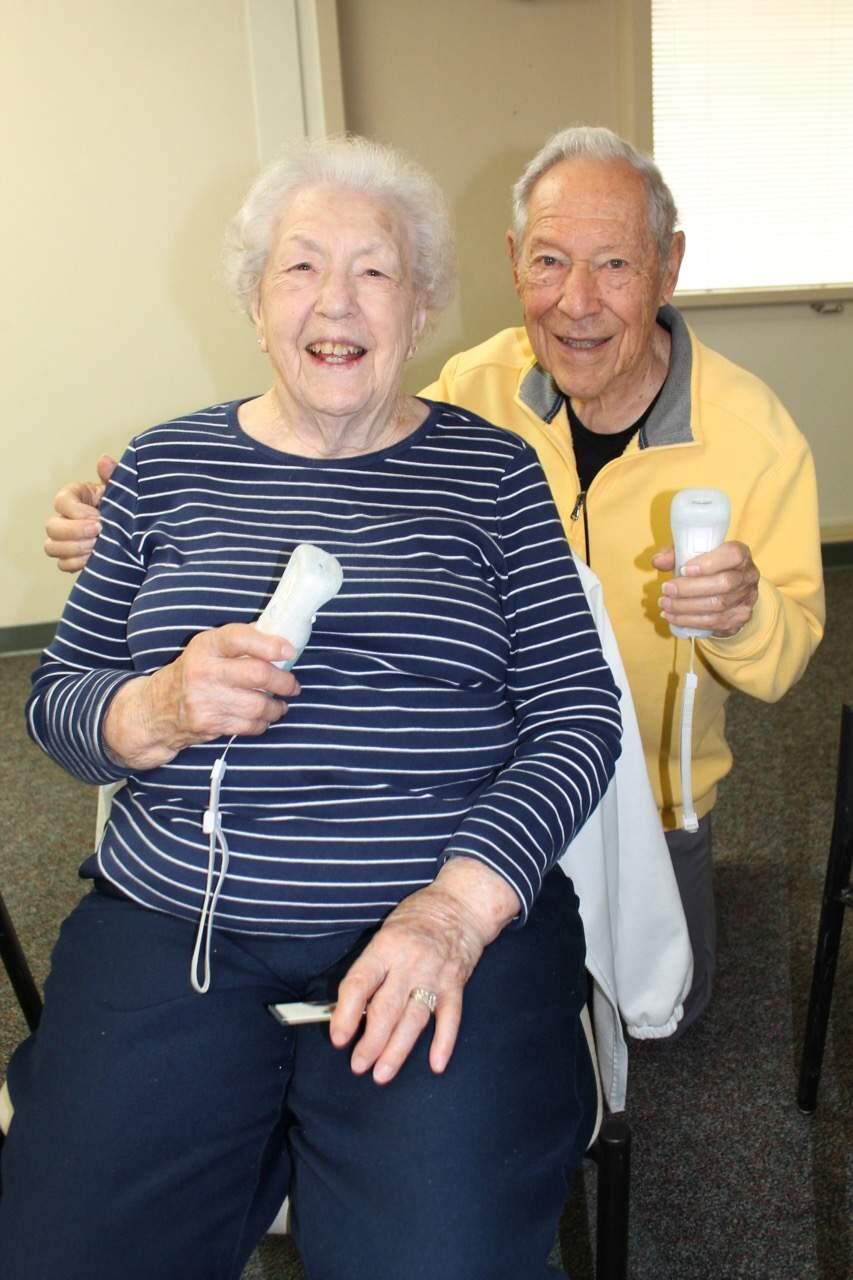 Elmer and Anna Van Zee regularly play golf of a Nintendo Wii console at the Steele Lane Community Center in Santa Rosa in 2019. (Jennie Orvino / for North Bay Business Journal)