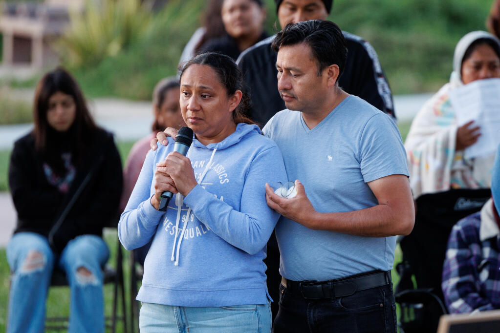 Naxheli Zuñiga (izquierda) y Odilon Martinez (derecha) agradecen a todos los asistentes por asistir a la vigilia de Bryant Palacios Zuñiga en Coffey Park el 2 de mayo de 2024. (Abraham Fuentes/The Press Democrat)