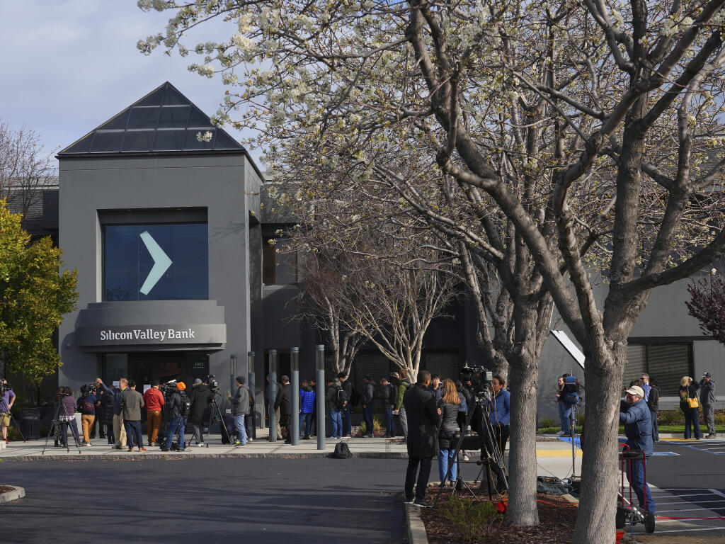 A line of clients outside the entrance to Silicon Valley Bank's headquarters in Santa Clara, Calif., March 13, 2023. (Jim Wilson/The New York Times)