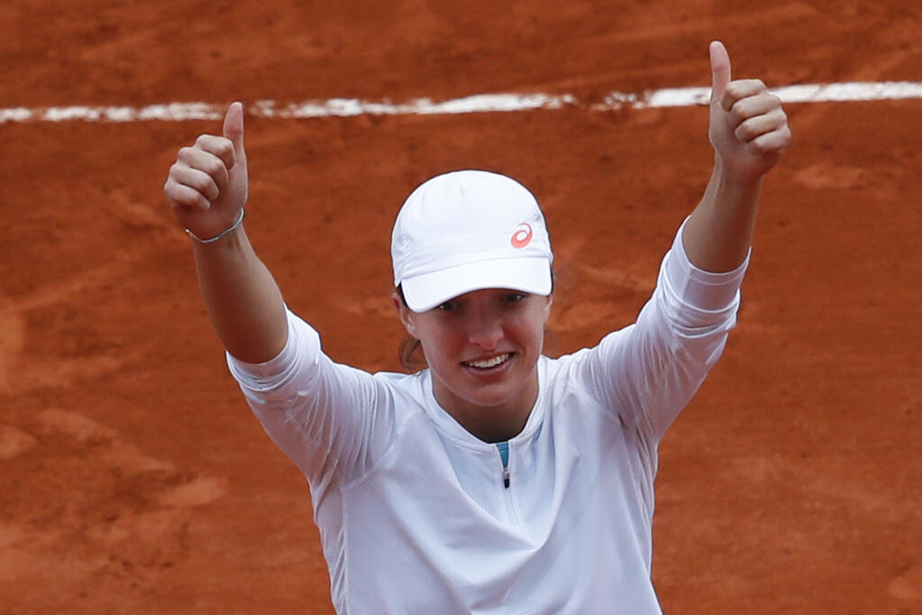 Poland's Iga Swiatek celebrates winning the final match of the French Open tennis tournament against Sofia Kenin of the U.S. in two sets, 6-4, 6-1, at the Roland Garros stadium in Paris, France, Saturday, Oct. 10, 2020. (AP Photo/Alessandra Tarantino)