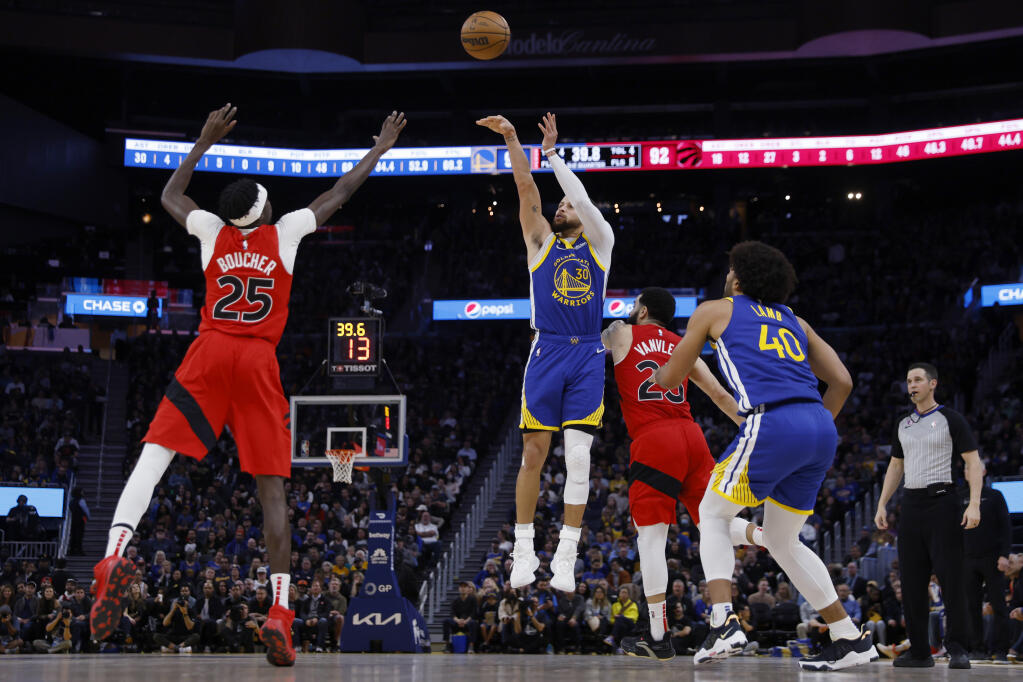 Golden State Warriors guard Stephen Curry shoots against Toronto Raptors forward Chris Boucher during the second half in San Francisco, Friday, Jan. 27, 2023. (Jed Jacobsohn / ASSOCIATED PRESS)