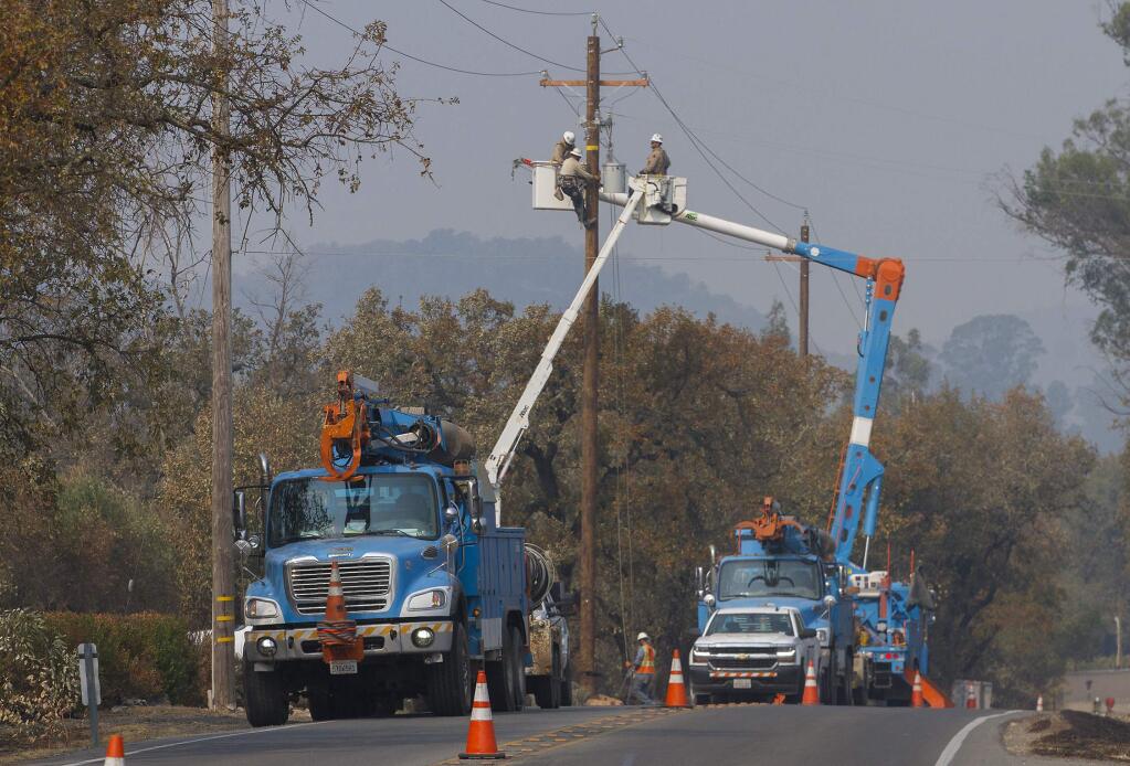 PG&E crews working to restore power to the Glen Ellen area on Oct. 18, 2017. (Robbi Pengelly/Sonoma Index-Tribune)