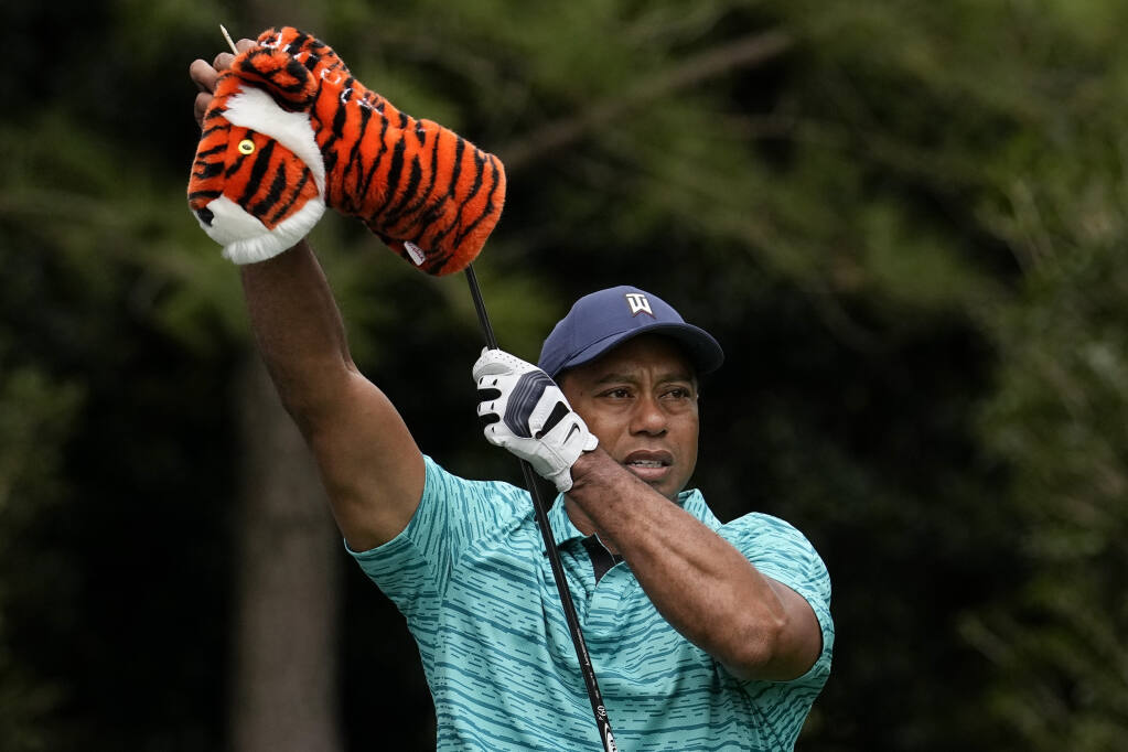 Tiger Woods takes the head cover off of his driver on the 11th tee during the second round at the Masters golf on Friday, April 8, 2022, in Augusta, Georgia. (Robert F. Bukaty / ASSOCIATED PRESS)
