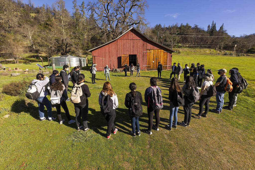 Los estudiantes de la escuela secundaria acelerada Roseland se reúnen para un círculo de apertura, durante un día de aprendizaje sobre el medio ambiente y la ecología de los incendios en Rancho Mark West el jueves 10 de febrero de 2022. (Foto de John Burgess/The Press Democrat).