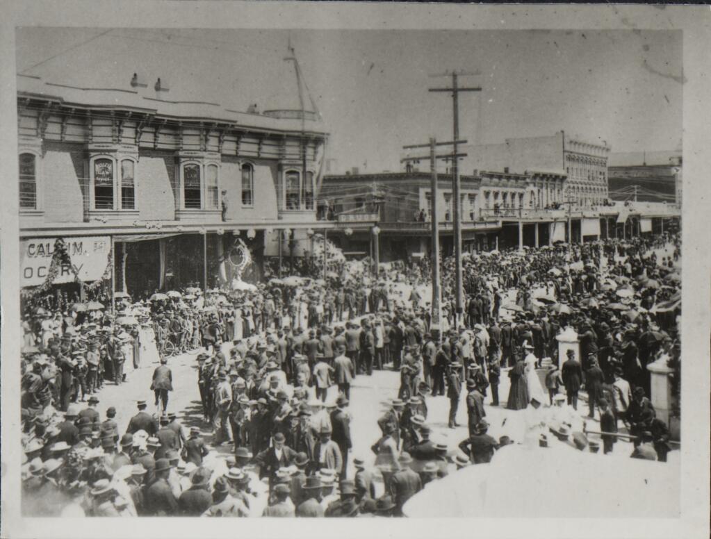 Crowds on Fourth Street in Santa Rosa gather to watch bicycle racers, possibly around 1890. (Sonoma County Library)