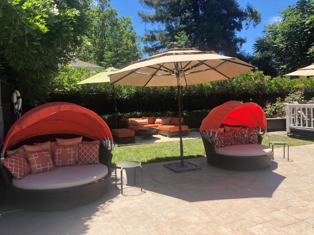 Honor Mansion, a resort in Healdsburg with 13 guest rooms and suites, has reset its outdoor lounge area to comply with social distancing standards. (Carmen Fowler Photography)