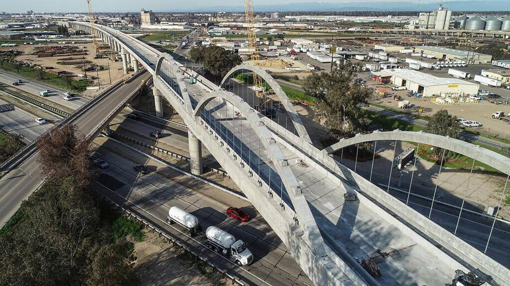 The Cedar Avenue viaduct of the California High-Speed Rail project crosses over Highway 99 south of Fresno. (Craig Kohlruss/Fresno Bee/TNS)