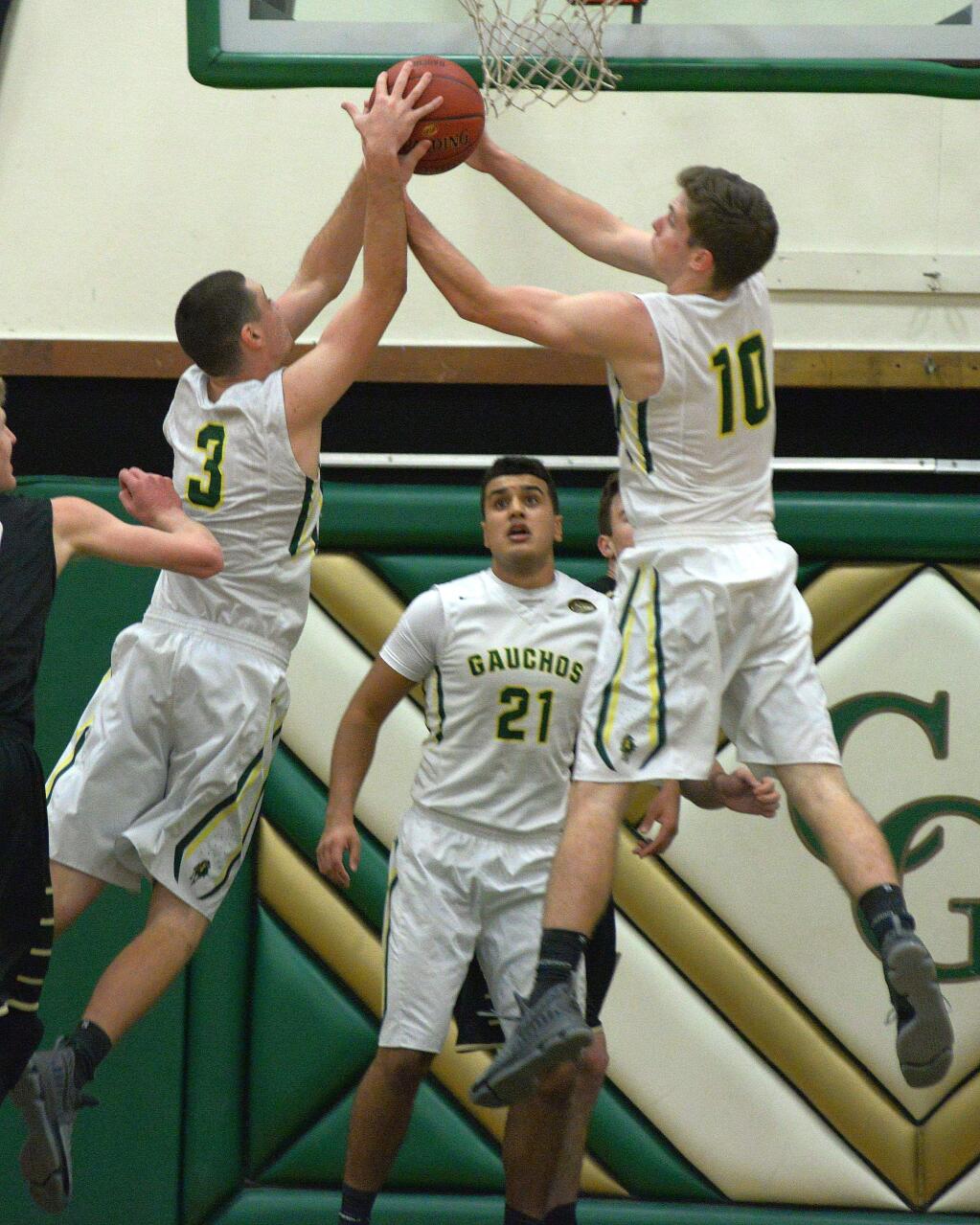 SUMNER FOWLER/FOR THE ARGUS-COURIERCasa Grande teammates Frank Gawronski (3) and Patrick Brodsky (10) battle for a rebound while Vikram Singh (21) looks on in a game against Windsor.