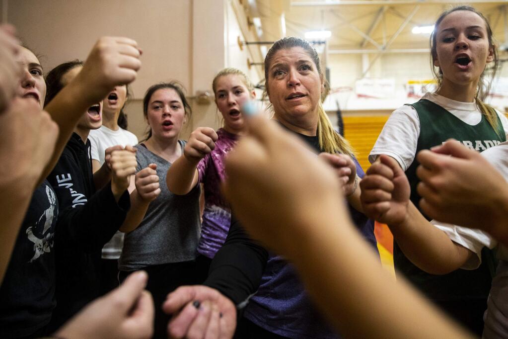 Coach Sheila Craft and the Paradise High School Bobcats cheer together at the end of practice at the Chico High School Gymnasium on November 15, 2018, in Chico, Calif. This is the team's first practice since being displaced by the Camp fire a week ago. (Kent Nishimura/Los Angeles Times/TNS)