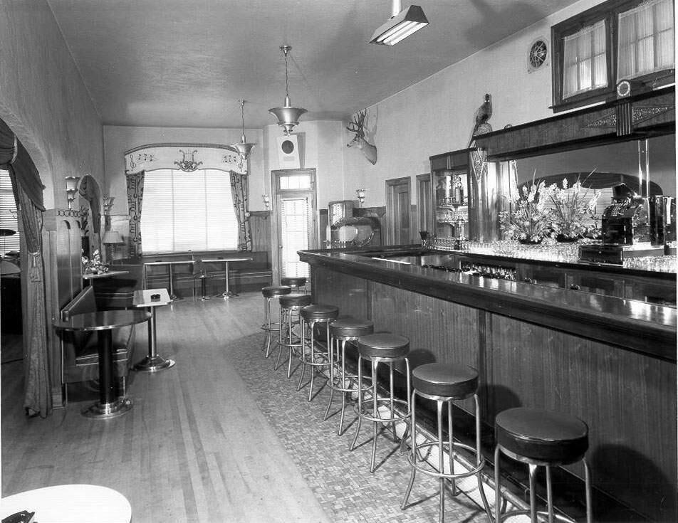 The bar at Guidotti's Restaurant at 521 Adams St. in Santa Rosa in 1948. (Courtesy of the Sonoma County Library)