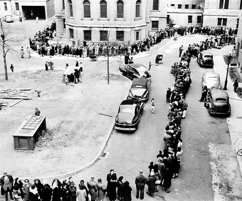 A long line of New Yorkers waits for smallpox vaccines during a 1947 outbreak. (Associated Press)