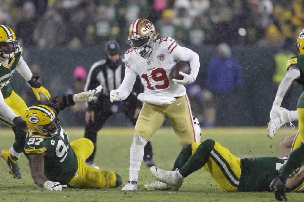 The San Francisco 49ers’ Deebo Samuel runs during the second half against the Packers on Saturday, Jan. 22, 2022, in Green Bay, Wisconsin. (Matt Ludtke / ASSOCIATED PRESS)