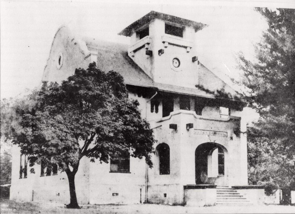 SONOMA VALLEY UNION HIGH SCHOOL was located at the corner of Broadway and East MacAthur from 1906 to 1923.
