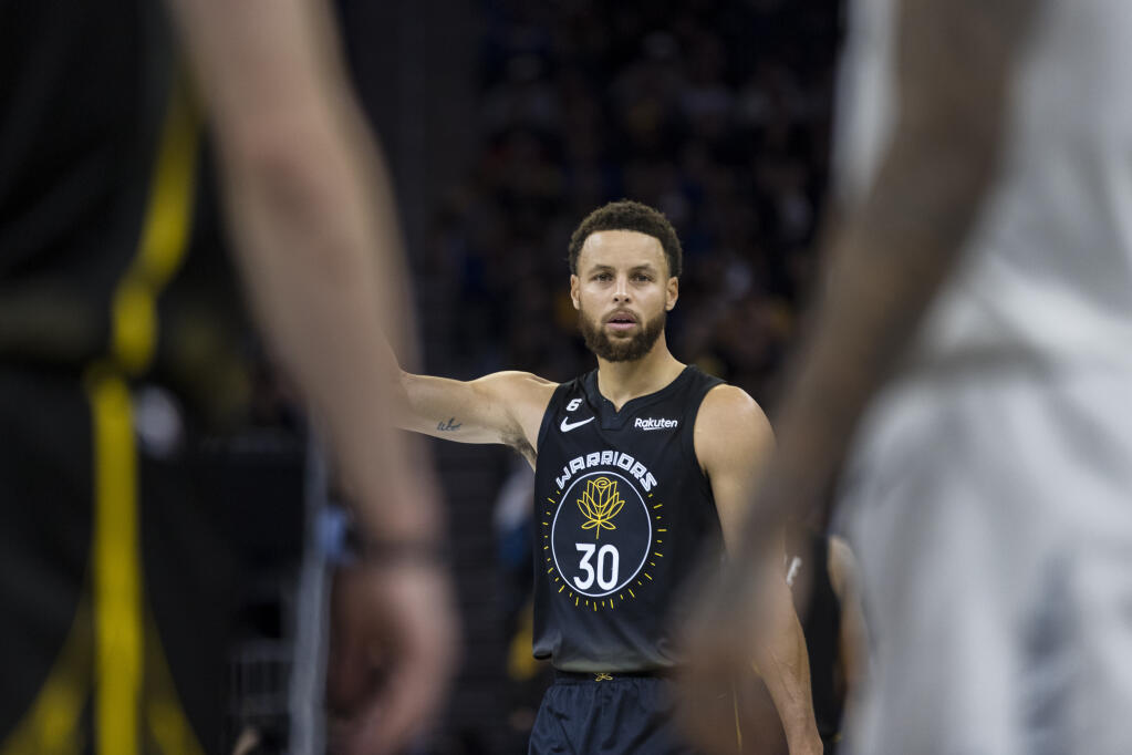 Golden State Warriors guard Stephen Curry gestures during the second half against the Utah Jazz in San Francisco, Friday, Nov. 25, 2022. The Warriors won 129-118. (John Hefti / ASSOCIATED PRESS)
