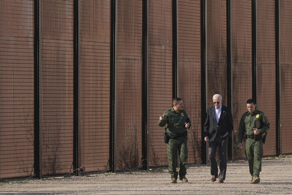 President Joe Biden walks with U.S. Border Patrol agents along a stretch of the U.S.-Mexico border in El Paso Texas. (ANDREW HARNIK / Associated Press)
