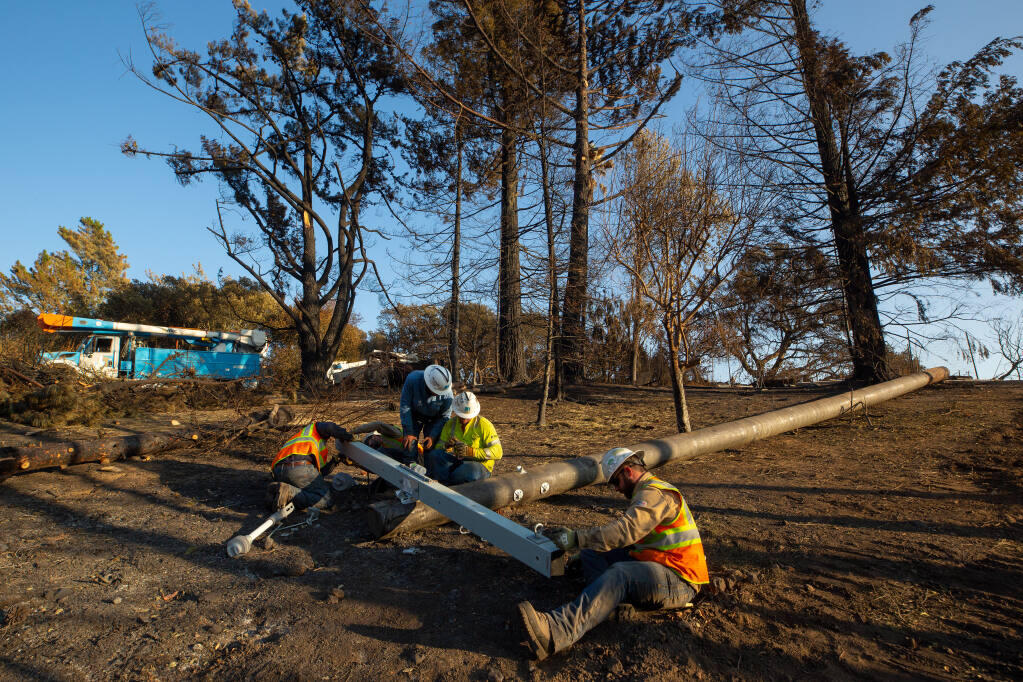 Un grupo de trabajadores de PG&E replanteó un poste de servicios públicos en la zona de quemaduras Glass Fire en Los Alamos Road en Santa Rosa, California, el miércoles 7 de octubre de 2020 (Foto: Alvin A.H. Jornada / The Press Democrat)