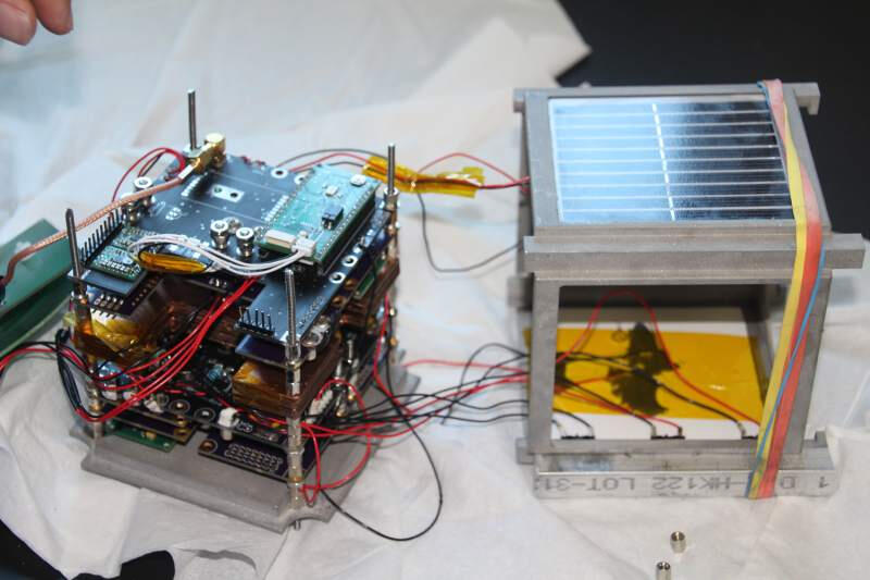 Entrañas eñectrónicas del EdgeCube, un satélite cúbico que fue enviado al espacio por estudiantes de SSU. Cortesía: Sonoma State University