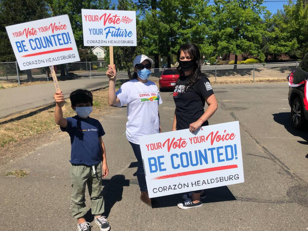 Marcy Flores, a la derecha, con Corazón Healdsburg, trabaja con otros en un evento de divulgación para alentar a las personas en el norte del Condado de Sonoma a ser contadas en el Censo de 2020. (Angie Sánchez)