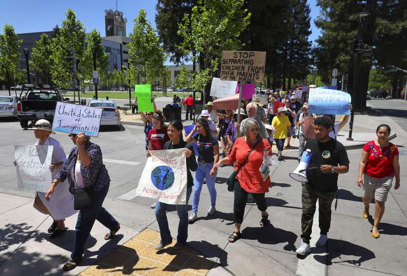 Manifestantes protestan las políticas federales de inmigración en el centro de Santa Rosa. Christopher Chung / The Press Democrat