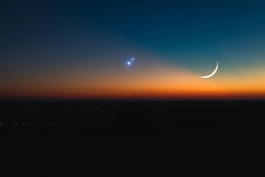 Jupiter, Saturn and the moon align.