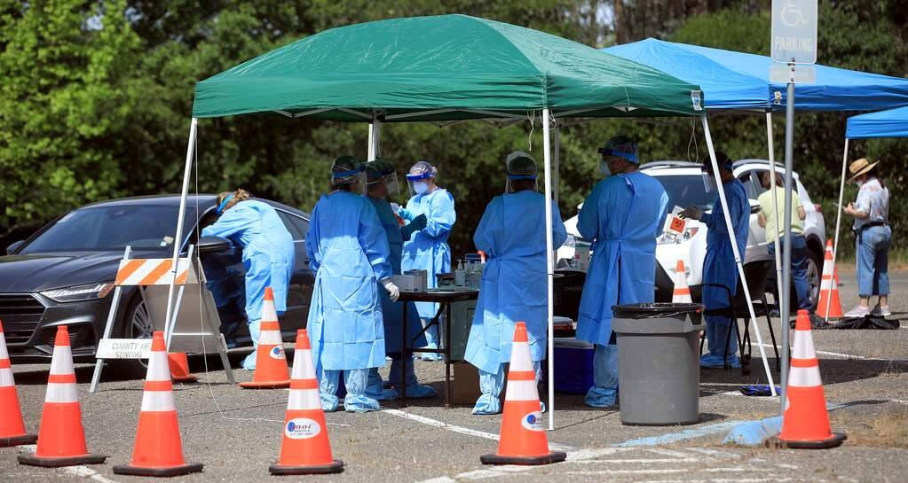 El Departamento de Salud Pública del Condado de Sonoma examinó y tomó muestras de 200 profesionales de la salud el sábado 25 de abril de 2020 en Santa Rosa mientras realizaban pruebas de detección del coronavirus. (Foto: Kent Porter / The Press Democrat)