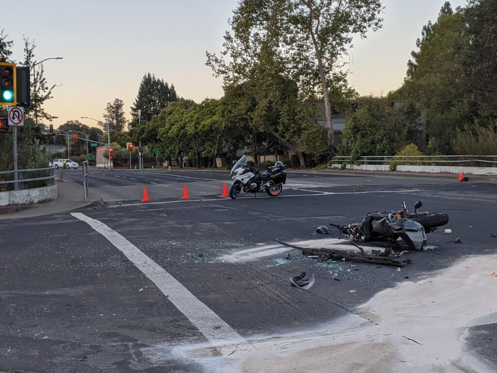 Una persona murió en un accidente en Farmers Lane en el este de Santa Rosa el jueves 22 de octubre de 2020 (Policía de Santa Rosa / Facebook).