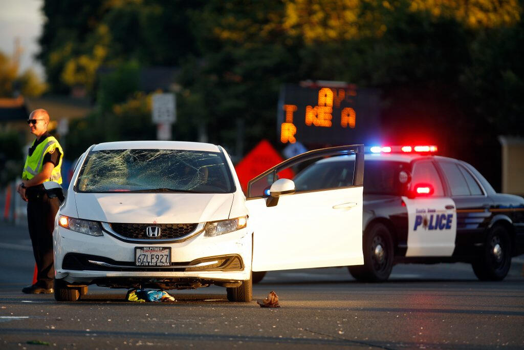 Oficiales de la Policía de Santa Rosa investiga el escenario del accidente entre ciclista y automovilista en la intersección de Stony Point y Sesbastopol Road en Santa Rosa. Alvin Jornada / The Press Democrat