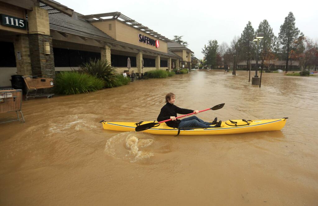 Flooding in Healdsburg, Thursday, December 11, 2014. (Crista Jeremiason / The Press Democrat)
