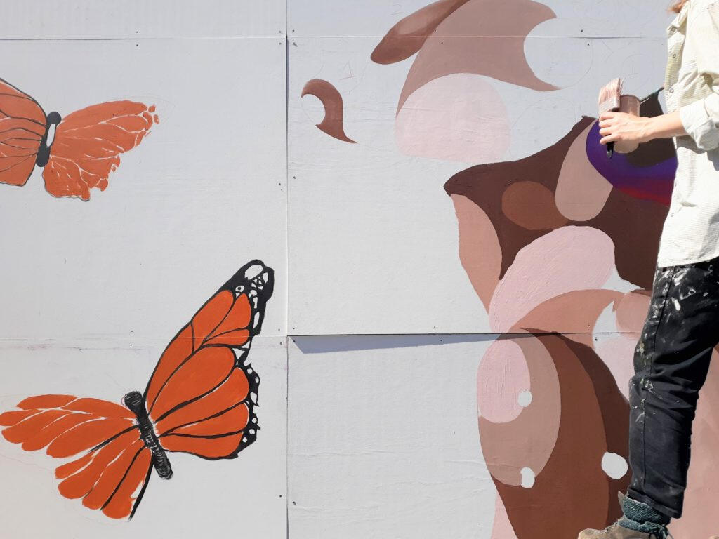 Artistas y voluntarios pintan el mural ‘DREAMER’ en instalaciones de Montgomery High School de Santa Rosa. Mayra Lopez / La Prensa Sonoma