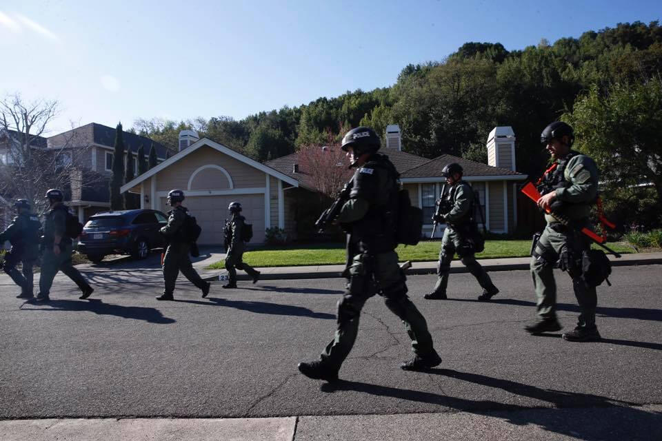 Equipo SWAT del alguacil del Condado de Sonoma busca a cuatro sujetos “armados y peligrosos” en vecindario de Novato, luego de que presuntamente invadieran propiedades en Petaluma. Beth Schlanker / The Press Democrat